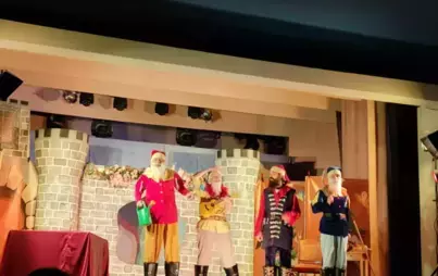 Zdjęcie do 10 stycznia przedszkolaki wybrały się do Staszowskiego Ośrodka Kultury na przedstawienie pt. &bdquo; Kr&oacute;lewna Śnieżka&rdquo; wystawione przez Katolicki Teatr Edukacji. Było to niezapomniane przeżycie, kt&oacute;re przeniosło dzieci w magiczny świat baśni. W sali czekała na nich wyjątkowa scenografia i bajkowa atmosfera. Przedszkolaki poznały historię Śnieżki, kt&oacute;rej losy przeplatają się z intrygami złej macochy, pomocą siedmiu krasnoludk&oacute;w oraz magią, kt&oacute;ra uczy dzieci, że dobro zawsze zwycięża. Barwne kostiumy, żywiołowa muz